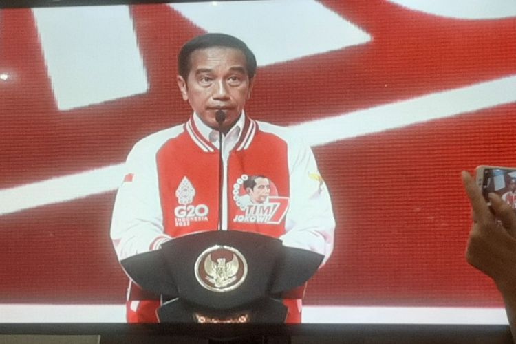 Presiden Joko Widodo berpidato saat menghadiri silaturahmi Relawan Tim 7 Jokowi Presiden di Econvention Ancol, Jakarta, Sabtu (11/6/2022) siang. 
