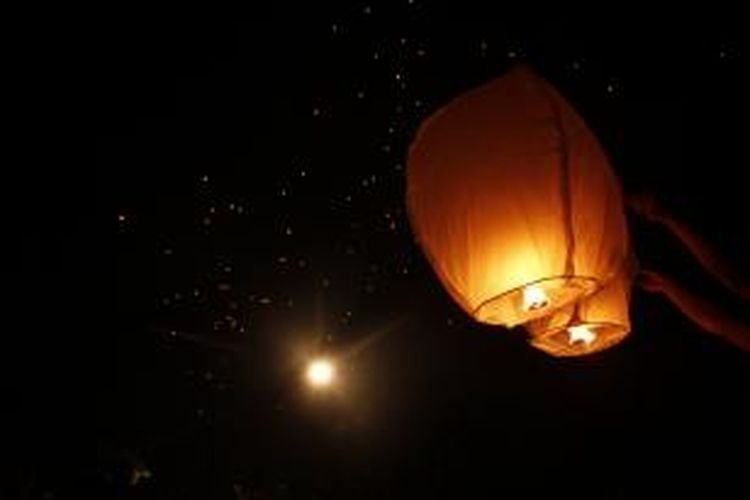 Wisatawan bersiap melepas lampion saat malam pergantian tahun dari 2015 ke 2016 pada event Borobudur Nite 2015 di Candi Borobudur. Sebanyak 2016 lamipion diterbangkan ke langit Magelang.