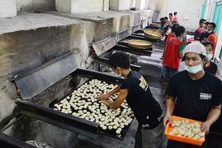 Pekerja memanggang bakpia di industri Bakpia 25, kawasan Pathuk, Ngampilan, Yogyakarta, Sabtu (7 /12/2013). Industri bakpia terus berkembang di kawasan itu dan menghadirkan lapangan pekerjaan bagi warga setempat serta pekerja dari sejumlah daerah. 