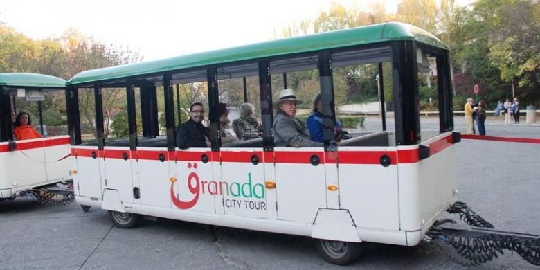 Wisatawan di Istana Alhambra, Granada, Spanyol, Senin (16/11/2015). Alhambra merupakan destinasi wisata favorit wisatawan saat melancong ke Granada.