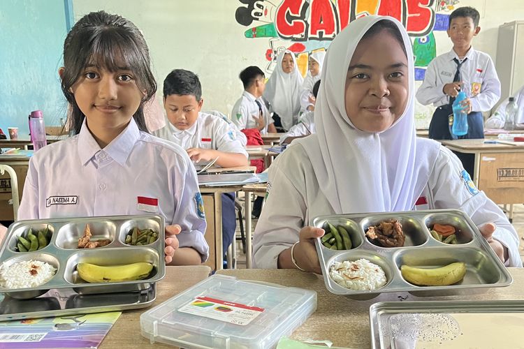 Para siswa SMP Negeri 13 Surabaya saat menerima menu Makan Bergizi Gratis (MBG), Selasa (14/10/2025).