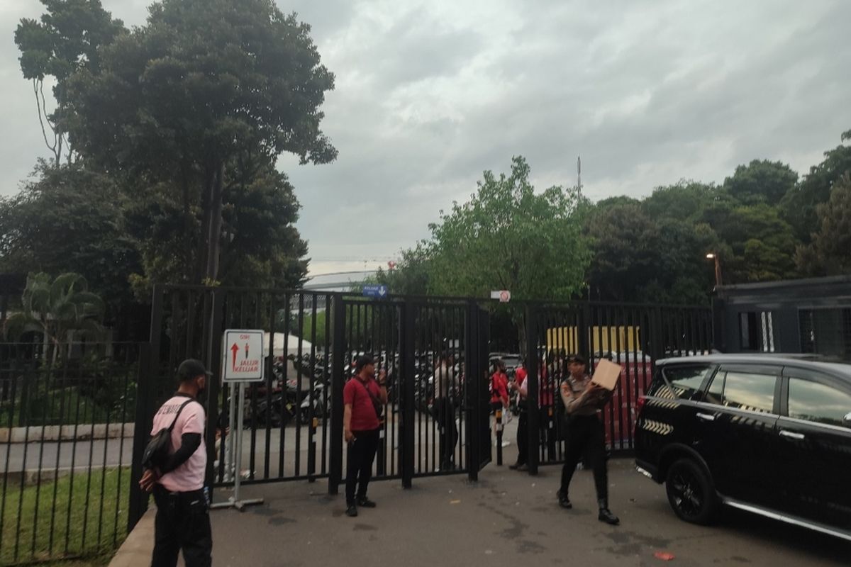 Penjagaan sekitar Stadion Utama Gelora Bung Karno (SUGBK), Tanah Abang, Jakarta, diperketat saat laga Laga timnas Indonesia vs Thailand pada Piala AFF 2022, Kamis (29/12/2022) sore. 