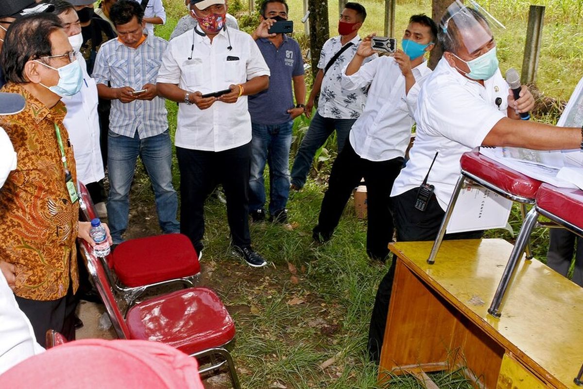 Gubernur Sumut Edy Rahmayadi bersama Menteri ATR Sofyan Djalil meninjau lokasi pembangunan sport centre di Desa Sena, Kecamatan Batangkuis, Kabupaten Deliserdang, Rabu (29/7/2020)