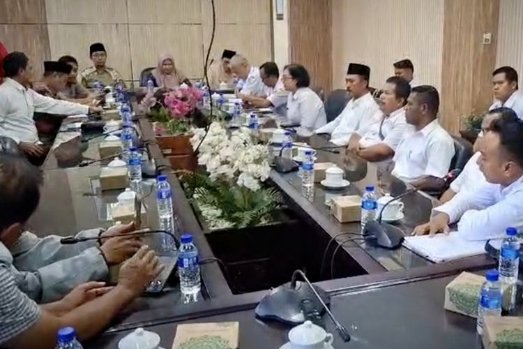 Rapat dengar pendapat antara Komisi D DPRD Jember dengan perwakilan sopir ambulans yang 7 bulan belum terima gaji, 13 Agustus 2025.