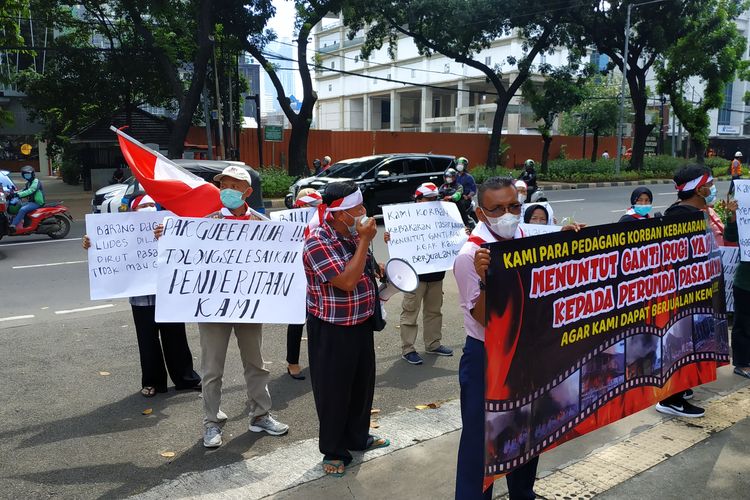 Puluhan korban kebakaran Pasar Kalideres, Jakarta Barat, mendatangi Balai Kota dan Gedung DPRD DKI Jakarta untuk berunjuk rasa, Senin (6/12/2021).