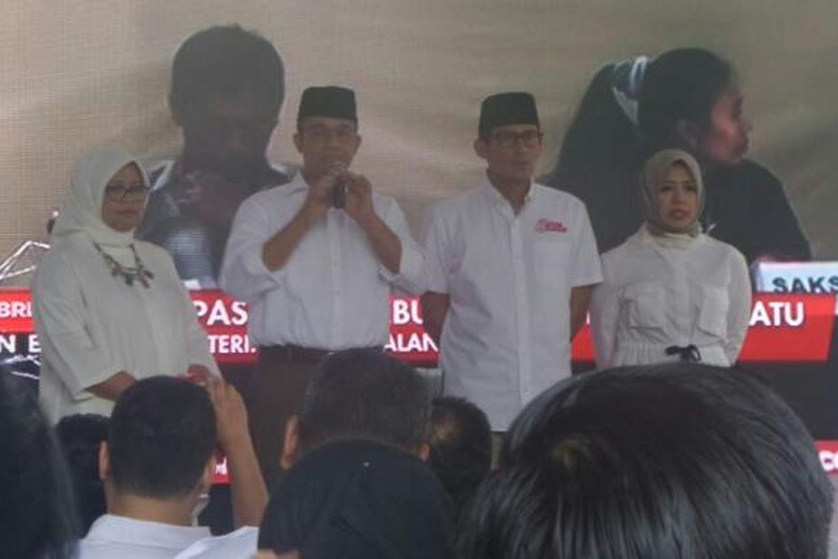 Calon gubernur dan wakil gubernur DKI, Anies Baswedan dan Sandiaga Uno, di posko pemenangan di Jalan Cicurug,Menteng, Rabu (15/2/2017). 