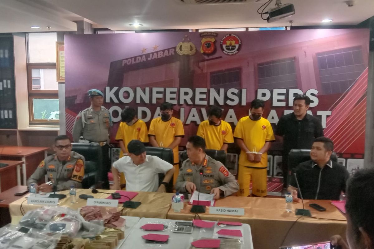 Polda Jawa Barat saat konferensi pers pengungkapan kasus judi online di Mapolda Jabar, Kamis (27/6/2024)