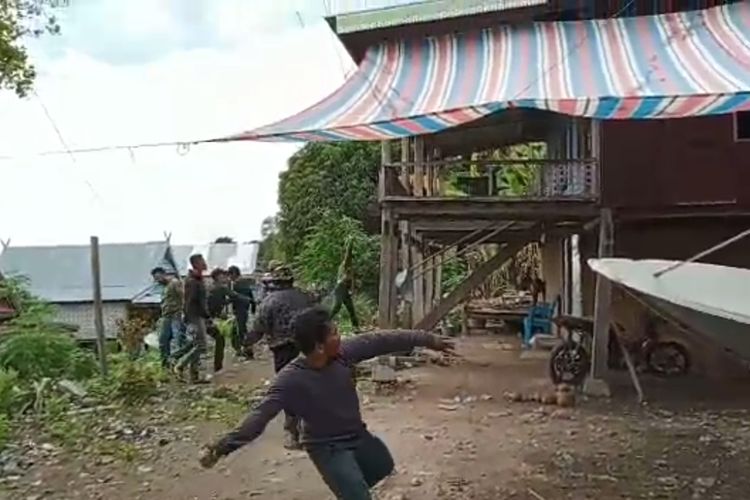 Salah satu rumah di Desa Pencong, Kecamatan Biringbulu, Kabupaten Gowa, Sulawesi Selatan diserang warga buntut dari tewasnya MS (46) lantaran dituduh melecehkan seorang gadis. Senin, (6/3/2023).