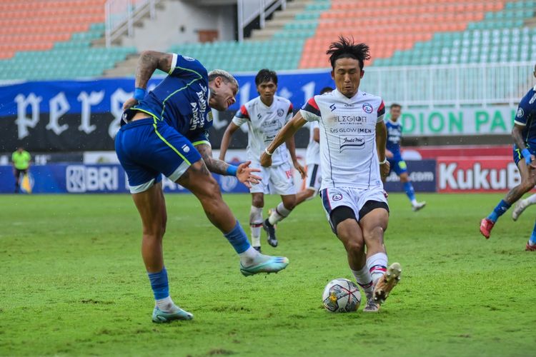 Pemain Arema FC Renshi Yamaguchi (putih) melakukan block atas usaha crossing penyerang Persib Ciro Alves dalam pertandingan Persib Bandung vs Arema FC dalam pertandingan pekan ke-26 Liga 1 2022-2023, Kamis (23/2/2023) di Stadion Pakansari, Cibinong, Kabupaten Bogor.