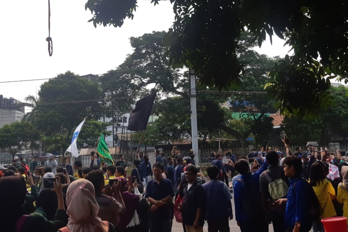 Jalanan di stasiun Palmerah dipadati terus oleh mahasiswa yang berdatangan ke Gedung DPR/MPR pada Selasa (24/9/2019)