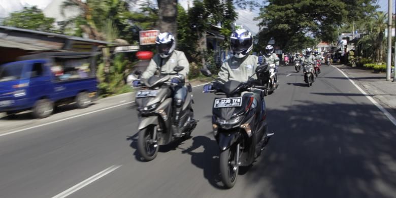 Peserta turing Yamaha All New Soul GT 125 saat perjalanan menuju Jember, Jawa Timur, Kamis (9/4/2015). Turing di hari ke-6 rute Batu-Jember ini berjarak sekitar 200 kilometer dan diselesaikan peserta dengan waktu 10 jam.