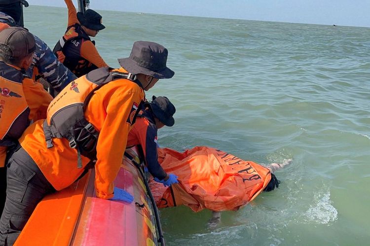 Satu Korban KM Arof Ditemukan di Dekat Pantai Way Kambas, Tim SAR Lanjutkan Pencarian Nahkoda