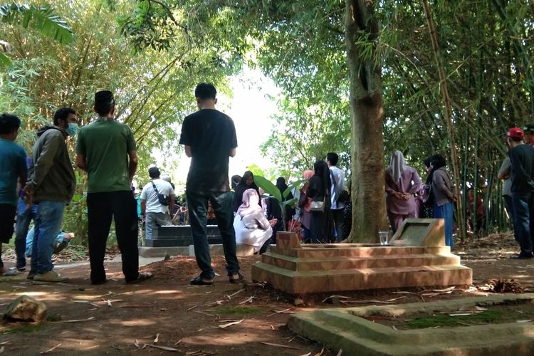Pemakaman Aisyah (29), korban meninggal pada kecelakaan maut di Jalan Raya Klari-Cikampek, Kampung Kalijurang, Desa Purwasari, Kecamatan Purwasari, Kabupaten Karawang, Jawa Barat, Senin (16/5/2022).