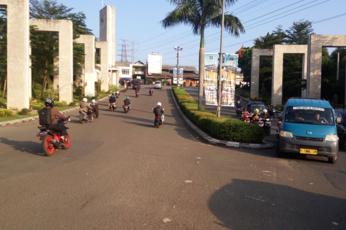 Kondisi lalu lintas kendaraan di pertigaan Grand Depok City yang terpantau lancar pada Senin (31/7/2017) pagi. Kawasan ini merupakan salah satu lokasi yang terkena dampak dari uji coba penerapan sistem satu arah di Jalan Dewi Sartika. 