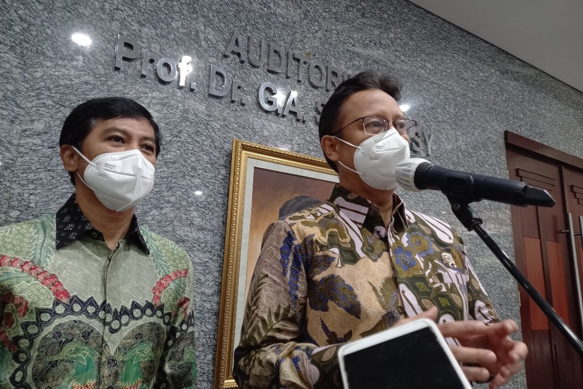 Indonesia's Health Minister Budi Gunadi Sadikin (right), who is accompanied by his deputy Dante Saksono, speaks during an event at the ministry building in Kuningan, South Jakarta, on Friday, June 10, 2022. 