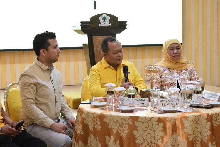Calon petahana Pilkada Jatim Khofifah Indar Parawansa - Emil Elistianto Dardak bertamu ke kantor DPD Golkar Jatim, Sabtu (8/6/2024).