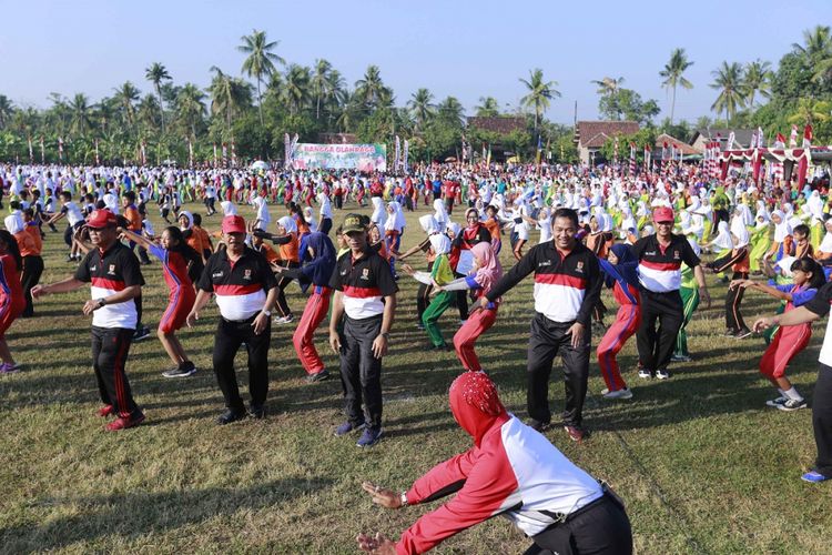 Wali Kota Semarang Hendrar Prihadi mengikuti senam bersama warga Kota Semarang dalam peringatan Hari Olahraga Nasional (Haornas) tingkat Kota Semarang ke-34 di Lapangan Sembungharjo, Kecamatan Genuk, Jumat (29/9/2017).
