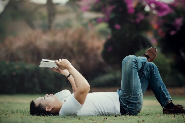 Pria zodiak Aquarius dikenal unik dan sulit ditebak. Di balik karakternya yang rasional, tersimpan hati hangat dan jiwa sosial tinggi.