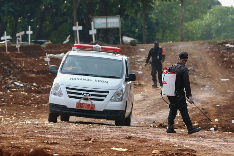 Ambulans membawa jenazah korban meninggal suspect virus corona atau Covid-19 di TPU Pondok Ranggon, Jakarta Timur, Jumat (3/4/2020). Hingga hari ini, total ada 1.986 kasus positif Covid-19 di Indonesia. Sebanyak 181 orang meninggal dan 134 orang sembuh.