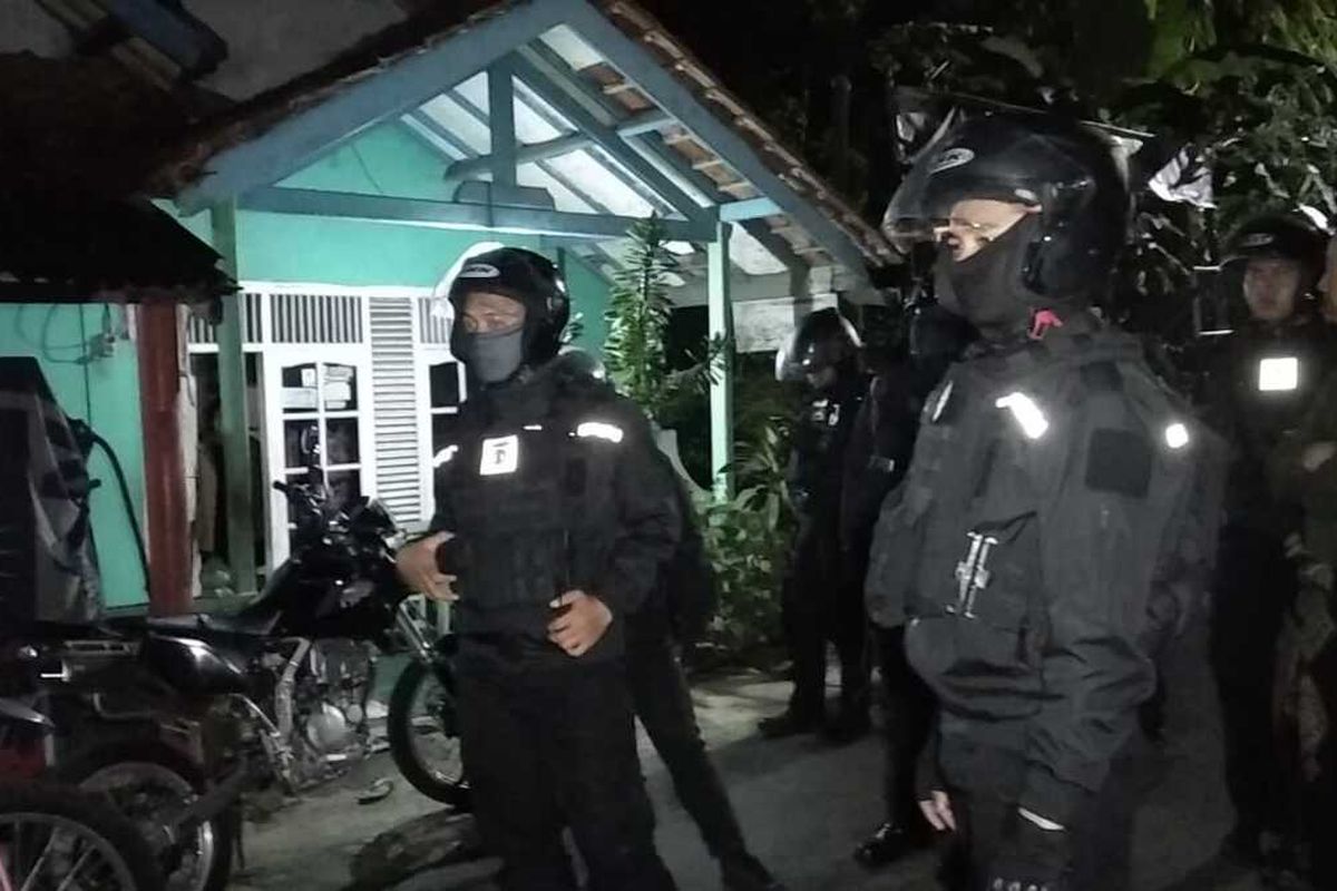 Sebuah rumah di Tamansari Kota Tasikmalaya dan Kios Tukang Bubur di Jalan SL Tobing Kota Tasikmalaya rusak akibat kebrutalan geng motor tanpa sebab dan menantang warga secara terang-terangan pada Minggu (6/11/2022).