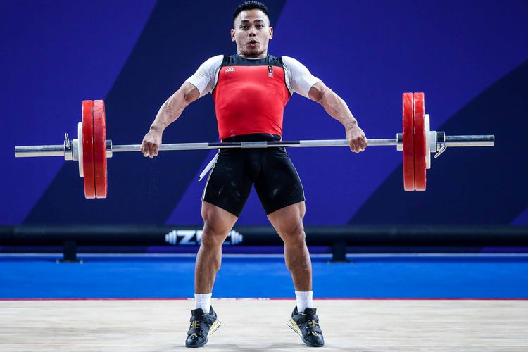 Lifter putra Indonesia, Eko Yulianto mengangkat beban pada kelas 61 kilogram putra di Ninoy Aquino Memorial Stadium, Manila, Filipina, Senin (2/12/2019). Eko Yulianto menyumbang medali emas dari cabang angkat besi.