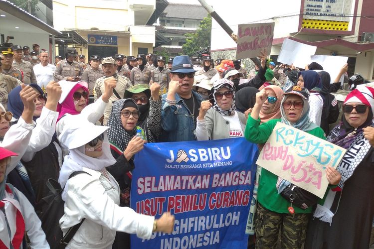 Ratusan emak-emak dari Gerakan Aksi Umat Melawan (GAUM) Jawa Barat menggelar aksi di depan kantor Komisi Pemilihan Umum (KPU) dan Badan Pengawas Pemilu (Bawaslu) Jabar, Selasa (27/2/2024).