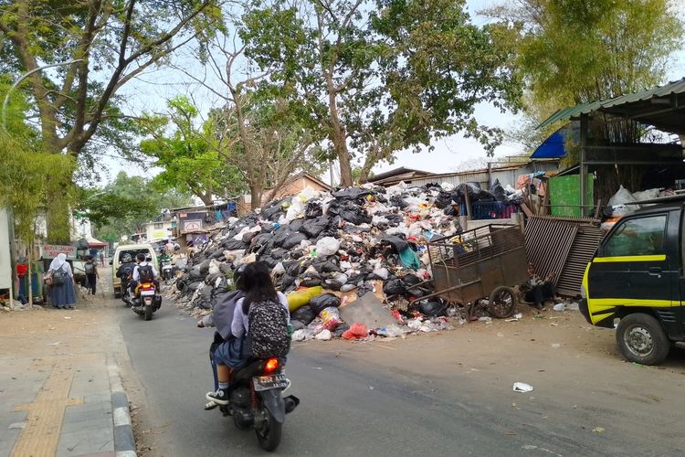 Sampah di TPS Gudang Selatan, Kota Bandung meluber tutupi badan jalan, Selasa (26/9/2023).