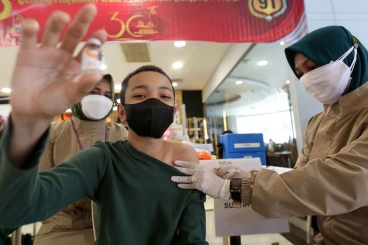 Anak remaja berusia 12 tahun lebih mengikuti vaksinasi COVID-19 di pusat perbelanjaan, Banda Aceh, Aceh, Sabtu (31/07).