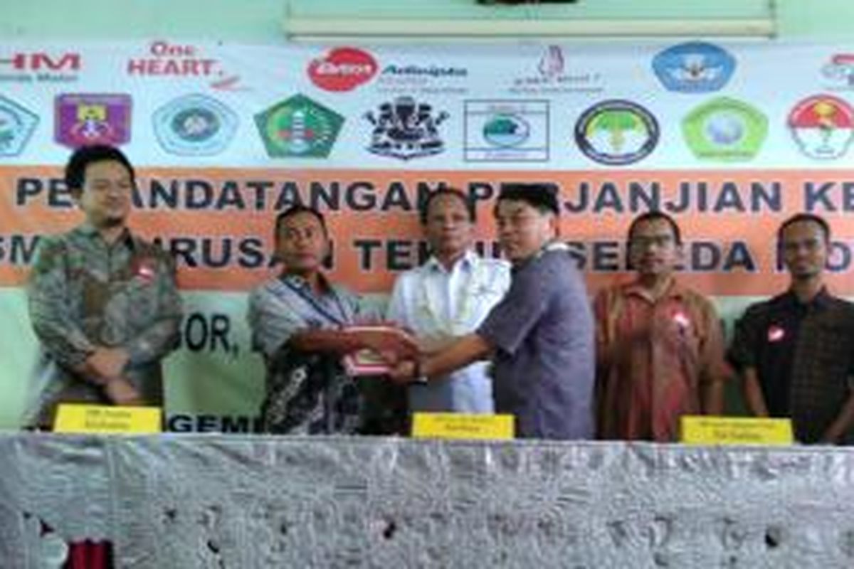 Penandatanganan kerjasama 12 sekolah di Jawa Barat untuk mendapatkan kurikulum teknik sepeda motor Honda.