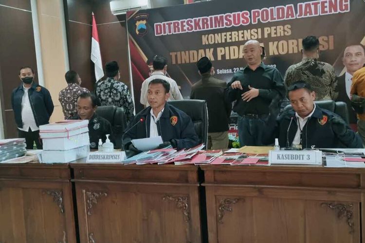 Kedelapan Kades yang terlibat suap penyelenggaraan Pilprades di Kecamatan Gajah dan Guntur, Demak dihadirkan dalam jumpa pers di markas Ditreskrimsus Polda Jateng, Selasa (22/11/2022).