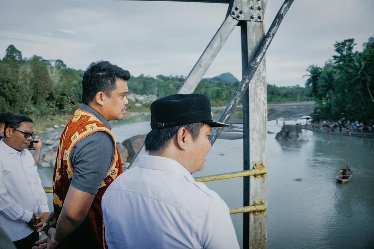 Gubernur Sumut, Bobby Nasution saat meninjau robohnya jembatan Noyo di Kabupaten Nias Barat, Minggu (9/3/2025)