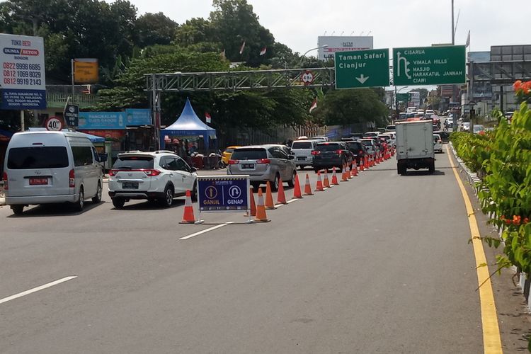 Uji coba pembatasan kendaraan dengan sistem ganjil genap di jalur Puncak Bogor, Jawa Barat, mulai diberlakukan pada hari ini Jumat (3/9/2021).