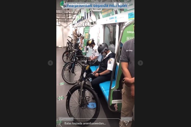 Gubernur DKI Jakarta Anies Baswedan membawa sepeda non lipat ke gerbong kereta MRT Jakarta, Rabu (24/3/2021)