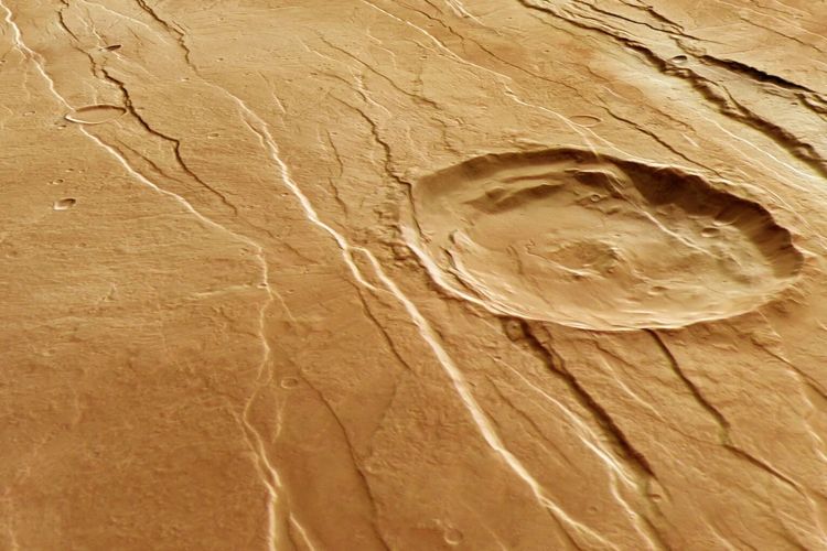 Lekukan raksasa di permukaan Planet Mars. Fitur geologis ini diambil robot pengorbit ESA.