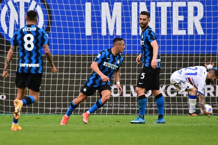 Penyerang Inter Milan, Alexis Sanchez, melakukan perayaan usai menjebol gawang Sampdoria dalam laga Liga Italia di Stadion Giuseppe Meazza, Sabtu 8 Mei 2021.