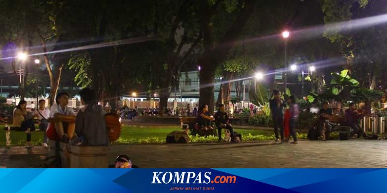 Taman Suropati di Malam Hari 