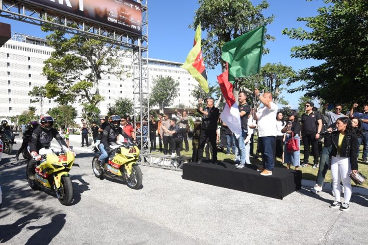 Direktur Utama Pertamina Lubricants Werry Prayogi dan VP Corporate Communication Pertamina Fadjar Djoko Santoso melakukan sesi Flag Off parade motor dua pembalap Pertamina VR46 Racing Team saat acara Meet & Greet dan Parade Road To Pertamina Grand Prix of Indonesia 2024 yang diselenggarakan di The Meru, Sanur, Denpasar, Bali, Sabtu (13/7/2024).