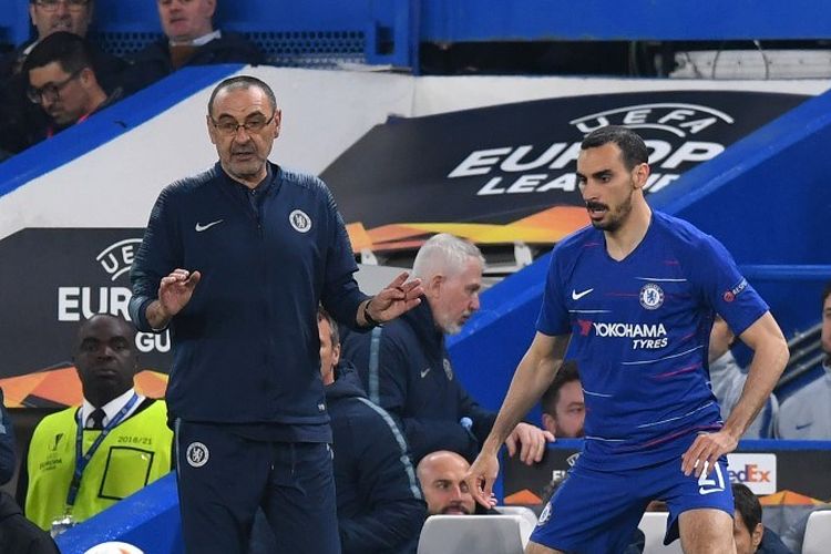 Maurizio Sarri tampak memberi instruksi kepada Davide Zappacosta pada pertandingan Chelsea vs Eintracht Frankfurt dalam semifinal Liga Europa di Stadion Stamford Bridge, 9 Mei 2019. 