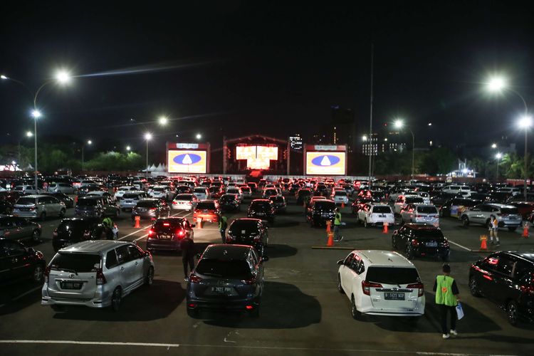 Pengunjung menyaksikan Danamon New Live Experience, Drive-In Concert  di Jakarta di JI Expo, Kemayoran, Jakarta, Sabtu (29/8/2020). Kahitna tampil dalam hari pertama acara Drive-In Concert perdana di Jakarta.