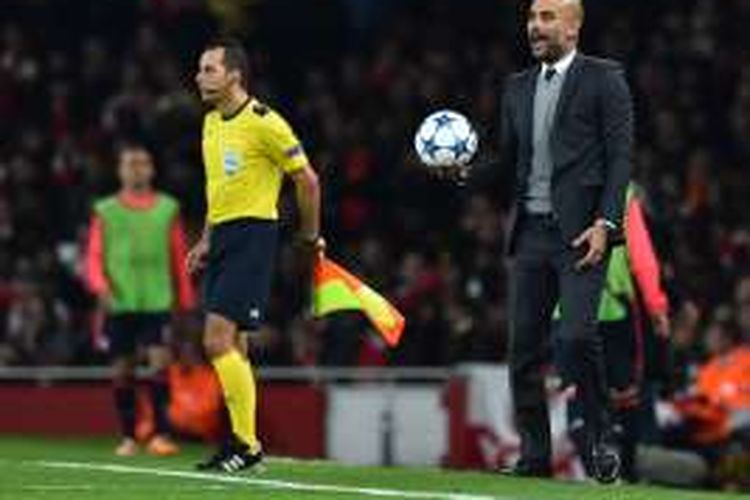 Pelatih Bayern Muenchen, Josep Guardiola, memberikan instruksi di pinggir lapangan dalam laga tandang kontra Arsenal pada fase grup Liga Champions di Stadion Emirates, 20 Oktober 2015.