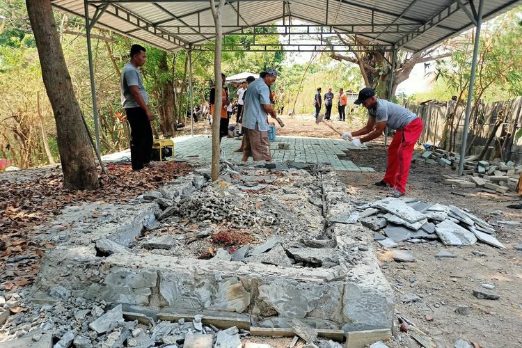 Pembongkaran makam diduga palsu di RW 20 Perumahan ABR Desa Suci, Kecamatan Manyar, Gresik, Jawa Timur.