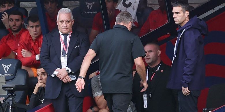 Pelatih Barcelona Hansi Flick diusir wasit pada laga Liga Spanyol antara FC Barcelona dan Girona FC di Estadi Olimpic Lluis Companys di Barcelona pada 18 Oktober 2025.