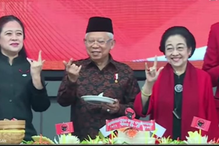 Wakil Presiden (Wapres) Ma'ruf Amin ikut salam metal saat menghadiri HUT PDI-P ke-51 di Lenteng Agung, Jakarta Selatan.