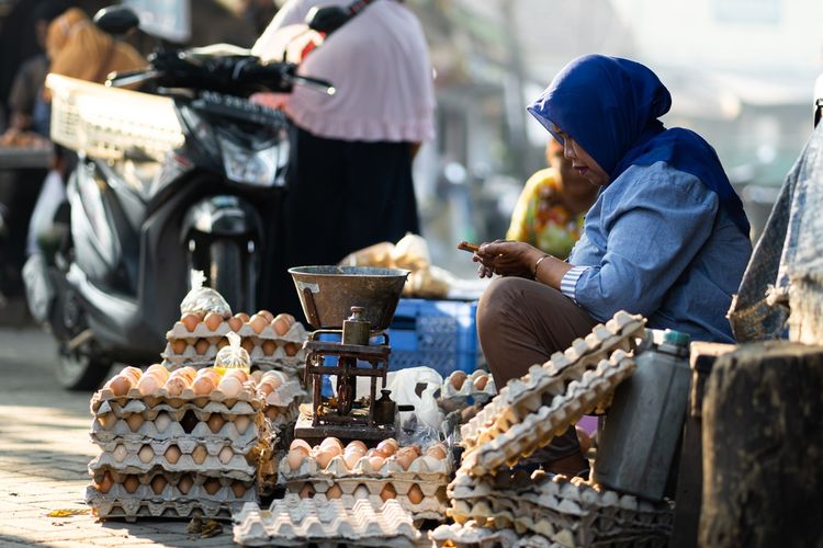 Ilustrasi telur. Harga telur di Tasikmalaya Rp 31.000 per kg. Warga terpaksa beli telur pecah agar dapat telur murah, Selasa (23/8/2022).