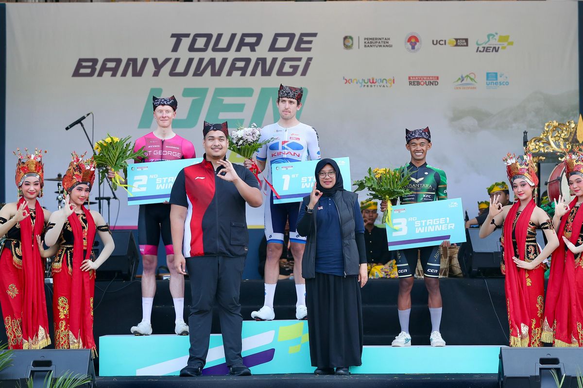 Menteri Pemuda dan Olahraga (Menpora) Dito Ariotedjo saat menghadiri finish etape pertama Tour de Ijen di Banyuwangi, Senin (22/7/2024).
