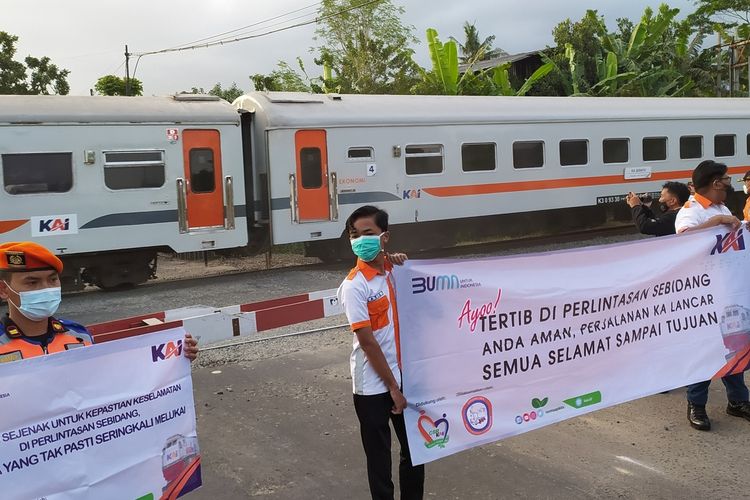 Sosialisasi keselamatan berlalu lintas di pelintasan sebidang JPL nomor 363 A antara Stasiun Purwokerto dan Stasiun Notog, Selasa (27/4/2021) sore.