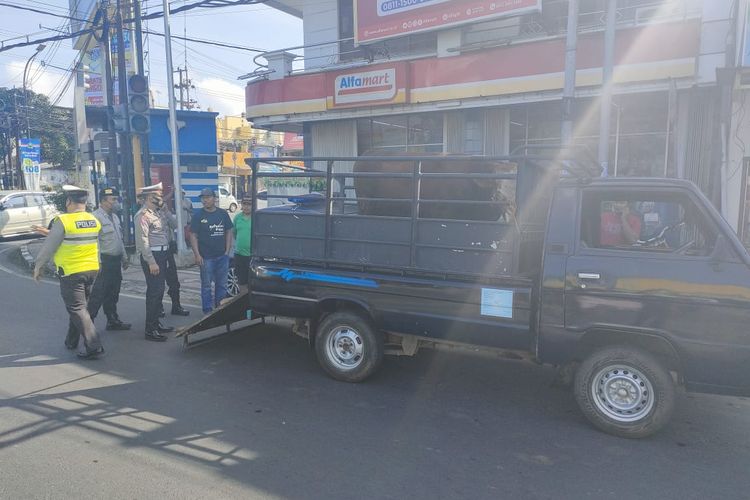 Petugas Kepolisian dari Polresta Malang Kota melakukan pemeriksaan terhadap kendaraan angkutan hewan ternak yang melintas di Kota Malang. 