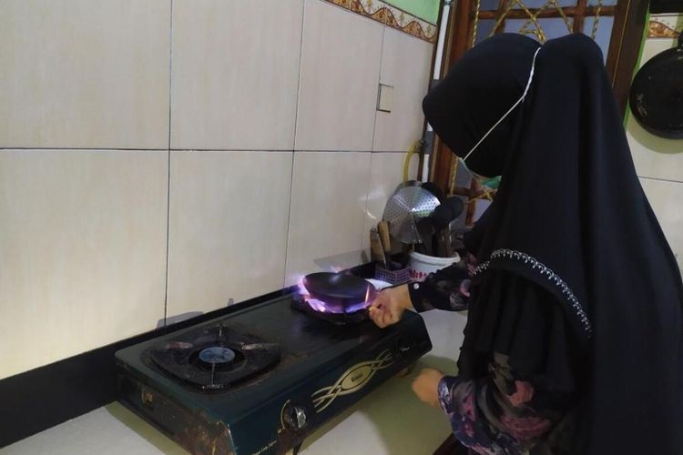 Warga memasak menggunakan api kompor yang dihasilkan dari biogas limbah tahu di Desa Sambak, Kecamatan Kajoran, Kabupaten Magelang, Jawa Tengah, Jumat (29/10/2021).