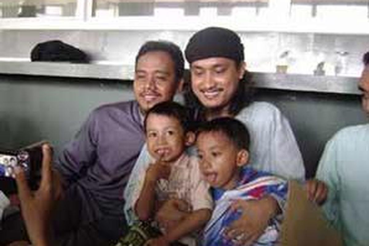 Terpidana mati Imam Samudra berfoto bersama anak dan keponakannya, Urwah (samping Imam) rekannya, anaknya Iyasy Jaisy Muhammad (dipangku) dan keponakannya Naqib Al-Ghazy.