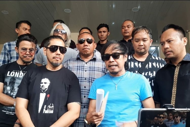 Vokalis Radja, Ian Kasela, Sunan Kalijaga dan jajaran manajemen grup band Radja saat hadir di Ditreskrimum Polda Metro Jaya, Jumat (18/8/2023).